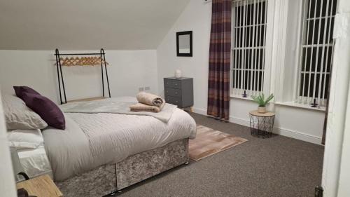 Antrim Apartment | 3 Bed Flat - Sleeps 6 - Parking - Wifi
