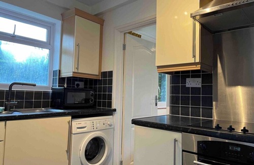 Southborough House | 3 Bed House Tunbridge Wells with Parking - Sleeps 7