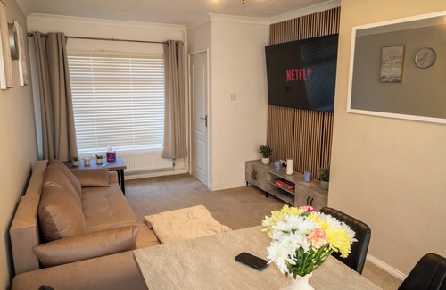Stoke-on-Trent House | 3 Bed Home - Sleeps 8 - Stoke City fc - Parking