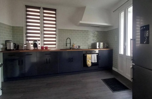 Chateau-Garnier House | 3-Bed House - Sleeps 6 - Garden, Balcony, Parking