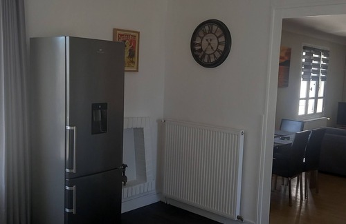 Chateau-Garnier House | 3-Bed House - Sleeps 6 - Garden, Balcony, Parking