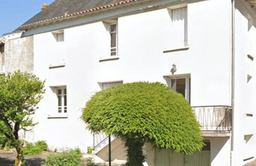 Chateau-Garnier House | 3-Bed House - Sleeps 6 - Garden, Balcony, Parking