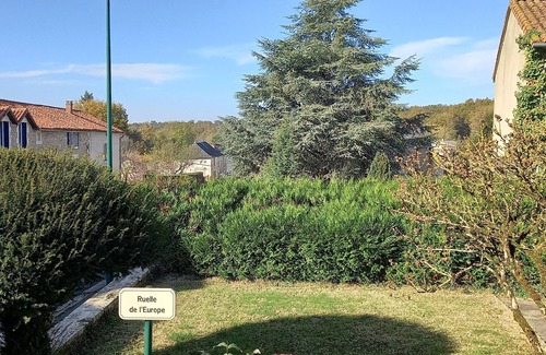 Chateau-Garnier House | 3-Bed House - Sleeps 6 - Garden, Balcony, Parking