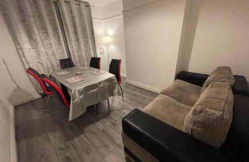 Stonnall House | 3-Bed House - Sleeps 5 with Free Parking