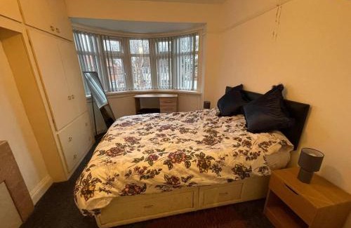 Stonnall House | 3-Bed House - Sleeps 5 with Free Parking