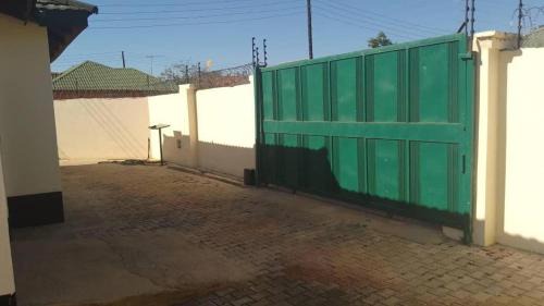 Lusaka House | 3 Bed House - Sleeps 6 - Garden - Parking - Wifi