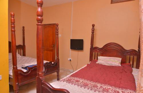 Kampala House | 3 Bed House - Sleeps 8 Wifi Parking Pets