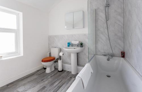 Durham House | 3 Bed House - Sleeps 5 - Parking - Wifi
