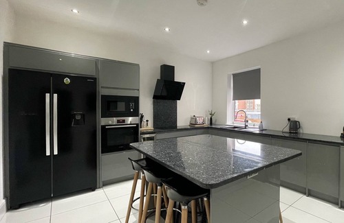 Chapeltown Apartment | 3 bed large modern House/apartment-Free parking