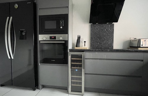 Chapeltown Apartment | 3 bed large modern House/apartment-Free parking