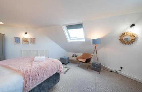 Chelsea Riverside Apartment | 3 Bed Luxury Property in Chelsea, 2 King Size Bed, 1 Double Bed, ideal for families