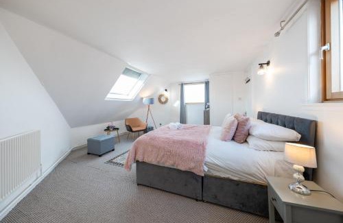 Chelsea Riverside Apartment | 3 Bed Luxury Property in Chelsea, 2 King Size Bed, 1 Double Bed, ideal for families