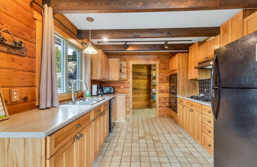 Twin Lakes Cabin | 3 Bed Mountain Cabin with Hot tub, unbelievable lake and mountain views!