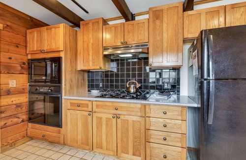 Twin Lakes Cabin | 3 Bed Mountain Cabin with Hot tub, unbelievable lake and mountain views!