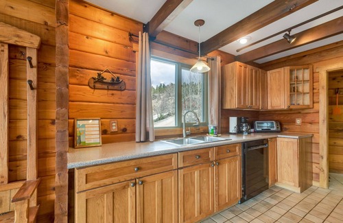 Twin Lakes Cabin | 3 Bed Mountain Cabin with Hot tub, unbelievable lake and mountain views!