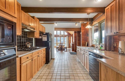 Twin Lakes Cabin | 3 Bed Mountain Cabin with Hot tub, unbelievable lake and mountain views!