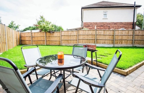 Tamworth House | 3 Bed Town Centre House with Parking in Tamworth