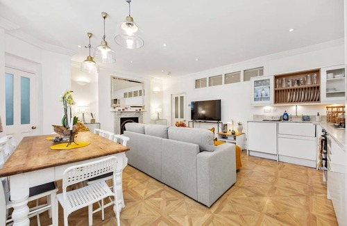 West Kensington Apartment | 3 Bedroom 2 Bathroom Victorian Flat in Kensington