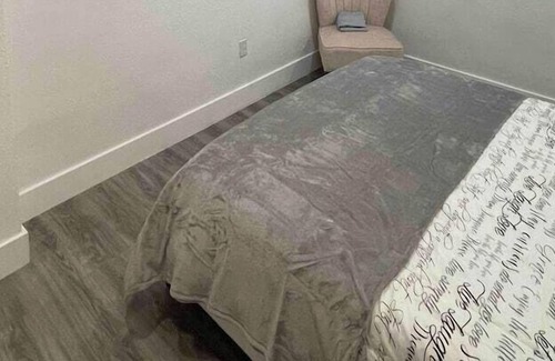 Biscayne Park Apartment | 3 Bedroom 665028 by Houzlet