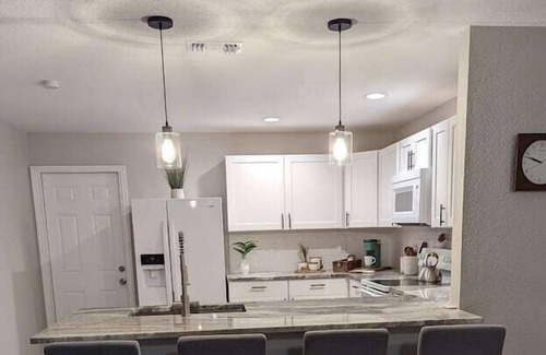 Sunshine Apartment | 3 Bedroom 704631 by Houzlet