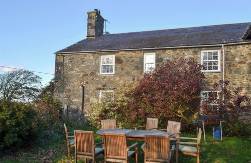 Llandwrog Cottage | 3 bedroom accommodation in Pontllyfni, near Caernarfon