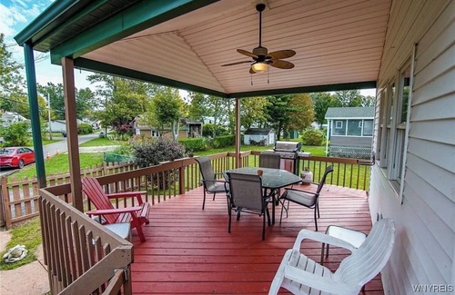 Irving House | 3-bedroom Beach House with AC in Sunset Bay - 2 minutes from the beach!