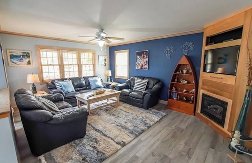 Irving House | 3-bedroom Beach House with AC in Sunset Bay - 2 minutes from the beach!