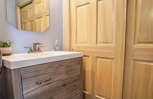 Irving House | 3-bedroom Beach House with AC in Sunset Bay - 2 minutes from the beach!