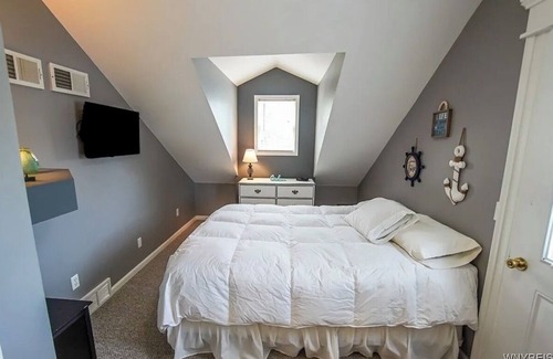 Irving House | 3-bedroom Beach House with AC in Sunset Bay - 2 minutes from the beach!