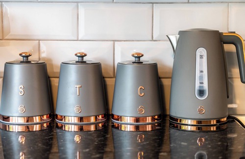 Bolton House | 3 bedroom bungalow in Tonge Fold for Contractors and Relocation