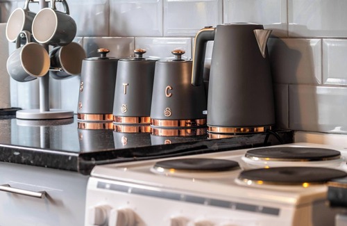 Bolton House | 3 bedroom bungalow in Tonge Fold for Contractors and Relocation