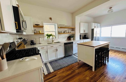 Albany Park Apartment | 3 Bedroom Chicago Apartment w/Large Kitchen & In-Unit Laundry