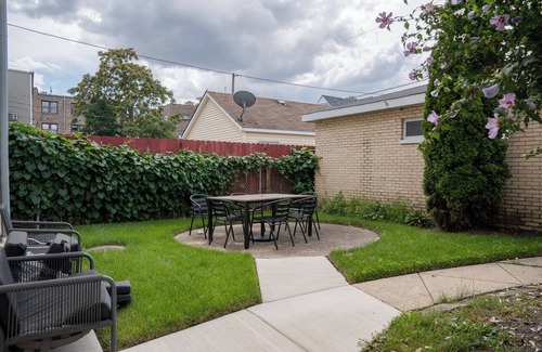 Albany Park Apartment | 3 Bedroom Chicago Apartment w/Large Kitchen & In-Unit Laundry