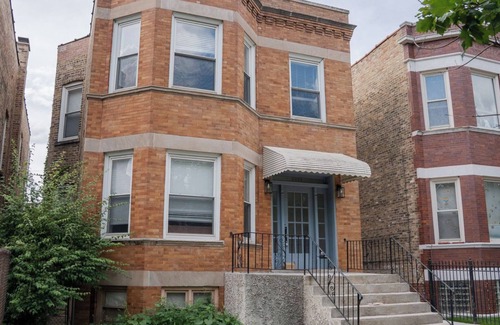 Albany Park Apartment | 3 Bedroom Chicago Apartment w/Large Kitchen & In-Unit Laundry