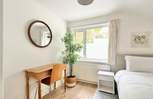 Topsham House | 3 bedroom cottage in the heart of Topsham with river views and parking