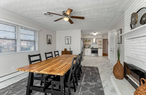 Norfolk - Virginia Beach House | 3 Bedroom Gem Next to ORF! Central Hampton Roads! 3 BR 2 BA + WIFI