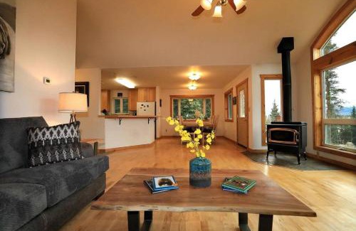 Healy House | 3 Bedroom Home with Amazing Views 11 mi from Denali