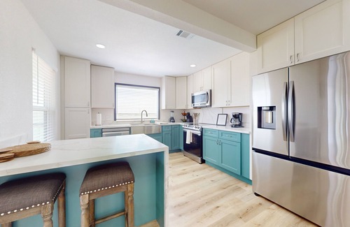 Barrett House | 3-bedroom home with washer/dryer, TV, free internet, poon & amazing water view