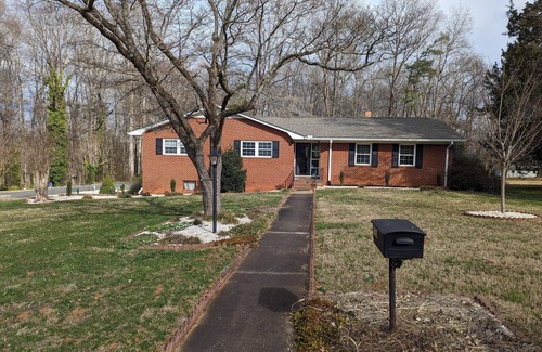 Salisbury House | 3-bedroom house in awesome Salisbury with WiFi, AC