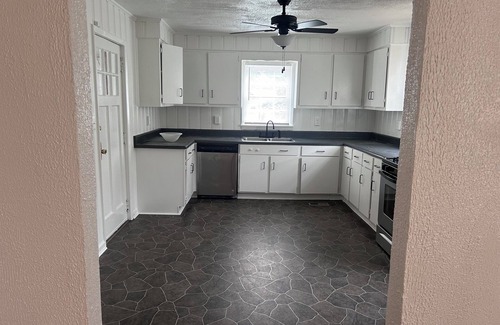 Augusta House | 3-bedroom house in Martinez. Bring your own furniture or we can furnish for you