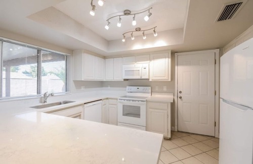 Manistee Ranch HOA House | 3-bedroom house in welcoming Glendale with WiFi, AC