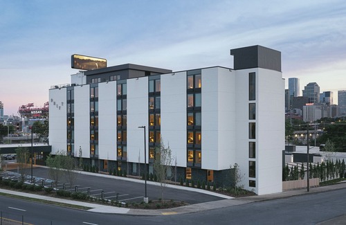 East Bank House | 3 Bedroom Premium Patio - Cozy Unit Groups