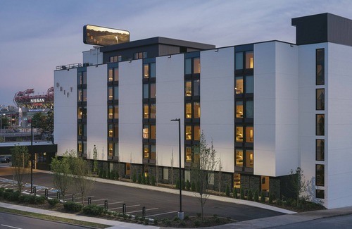 East Bank House | 3 Bedroom Premium Patio - Cozy Unit Groups