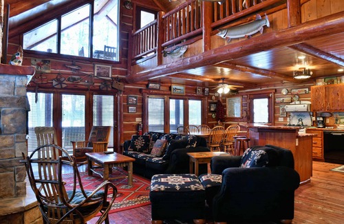 Hayward House | 3 BEDROOMS 2 BATHROOM SLEEPS 10