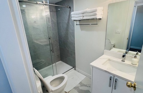 Hastings House | 3 Bedrooms in Vancouver (Close to PNE and Downtown)