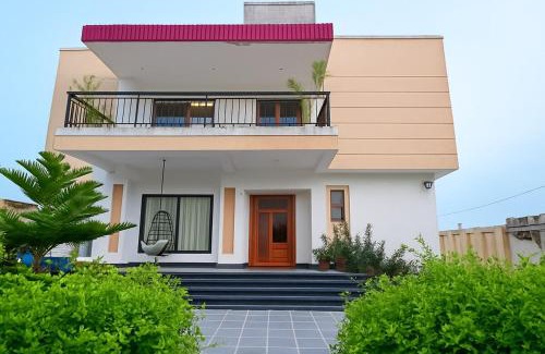 Jamdoli Villa | 3 BHK Farm With Indoor Pool Near City Centre