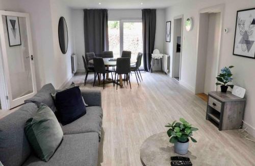 Ecclesall House | 3 Br Bungalow Close To Peak District With Garden