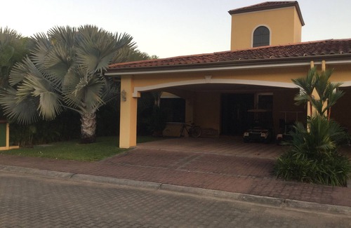 Tambor House | 3 BR Home on a Golf Course 500 metres from the Beach