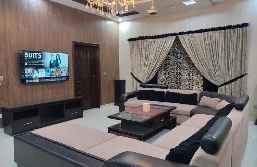 Lahore House | 3 BR Serviced Ground Floor Near Emporium Mall