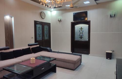 Lahore House | 3 BR Serviced Ground Floor Near Emporium Mall